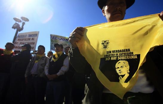 Ecuador y Reino Unido dispuestos a hablar, pero no varían sus posiciones Ecuador y Reino Unido dispuestos a hablar, pero no varían sus posiciones