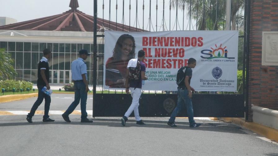 Unos 7 mil estudiantes inscritos en UASD afectados por déficit de aulas Unos 7 mil estudiantes inscritos en UASD afectados por déficit de aulas