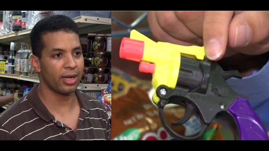 Multan bodeguero dominicano con US$30,500 por vender revólveres de juguetes