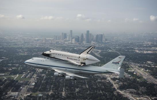El transbordador Endeavour llega a Houston en su viaje final