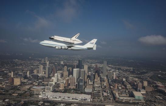 El transbordador Endeavour llega a Houston en su viaje final