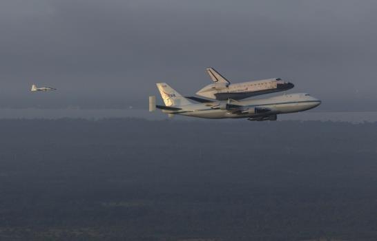 El transbordador Endeavour llega a Houston en su viaje final