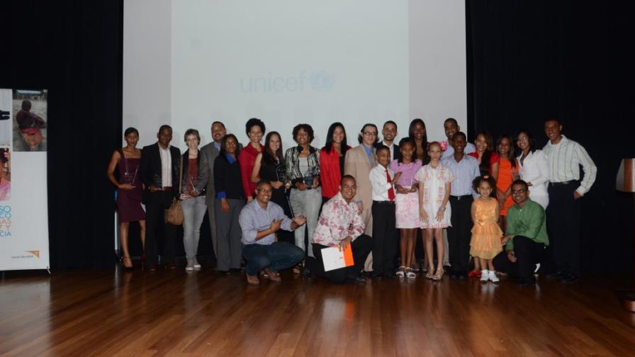 Periodista de Diario Libre gana concurso sobre tema de la niñez