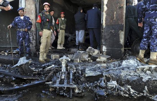 Al menos diez militares yemeníes muertos en un accidente de avión en Saná