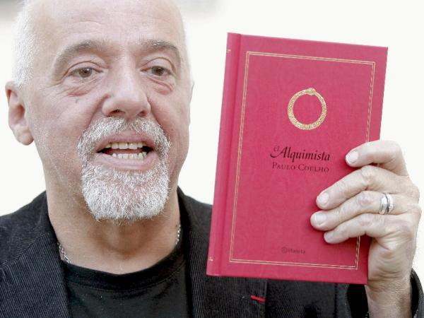 Coelho: Hoy no se entiende el escritor sin Twiter ni Facebook