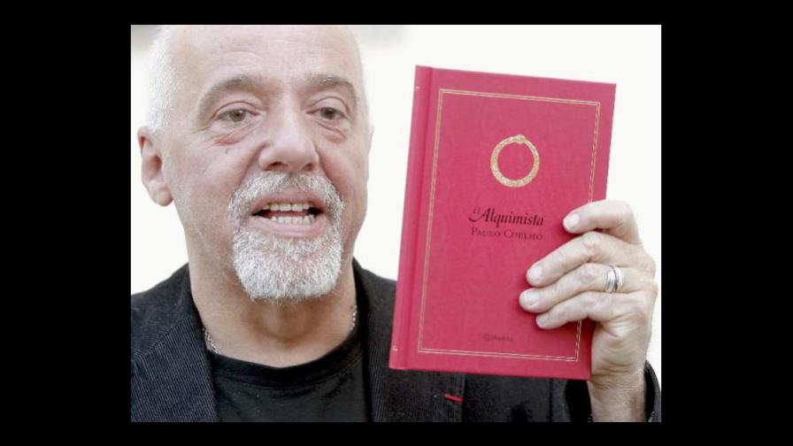 Coelho: Hoy no se entiende el escritor sin Twiter ni Facebook
