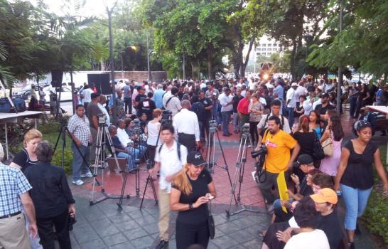 Cientos se congregan en parque La Lira a escuchar juicio popular contra Leonel