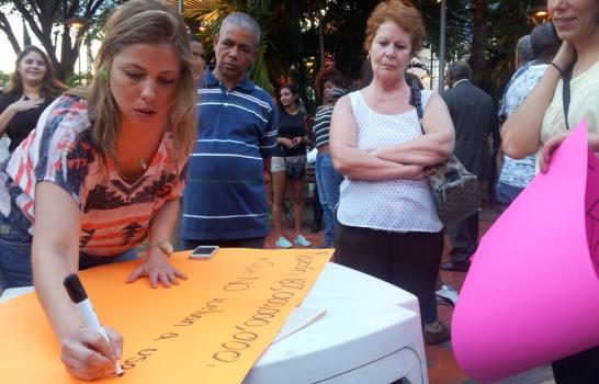 Cientos se congregan en parque La Lira a escuchar juicio popular contra Leonel