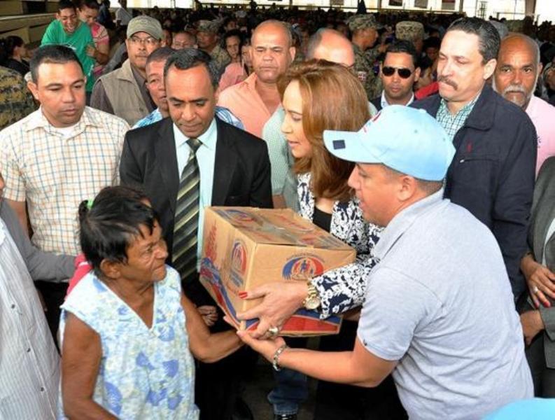 Gobierno entrega miles de cajas navideñas en Santiago