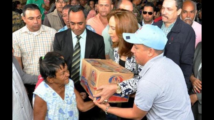 Gobierno entrega miles de cajas navideñas en Santiago