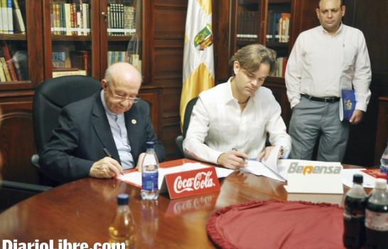 Embotelladora de Coca Cola firma convenio con la Universidad Católica