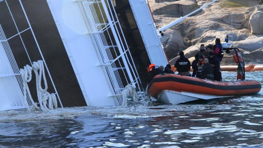 Hallan cuatro cadáveres más en crucero hundido en Italia