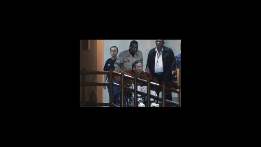 Noriega regresa al penal tras hacerse exámenes en un hospital