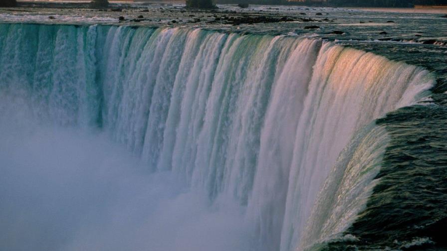 Hombre en condición crítica tras tirarse por las cataratas de Niagara
