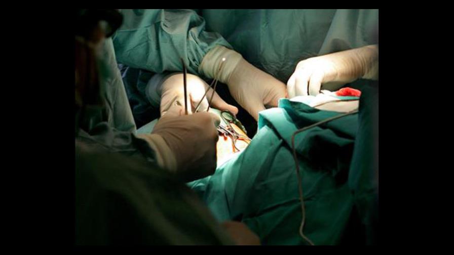 Reducirse el estómago aumentaría riesgo de alcoholismo