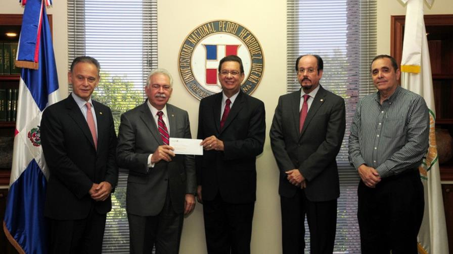BHD realizó donativo para remozar aulas en la Unphu
