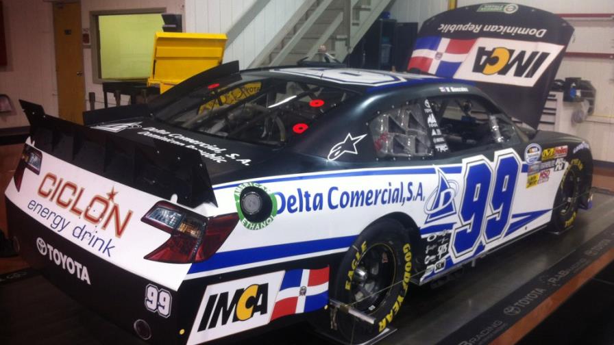 La bandera de la RD, en auto de la Nascar La bandera de la RD, en auto de la Nascar
