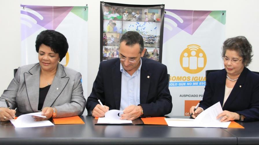 Orange y Fundapec facilitarán estudios a personas con discapacidad auditiva
