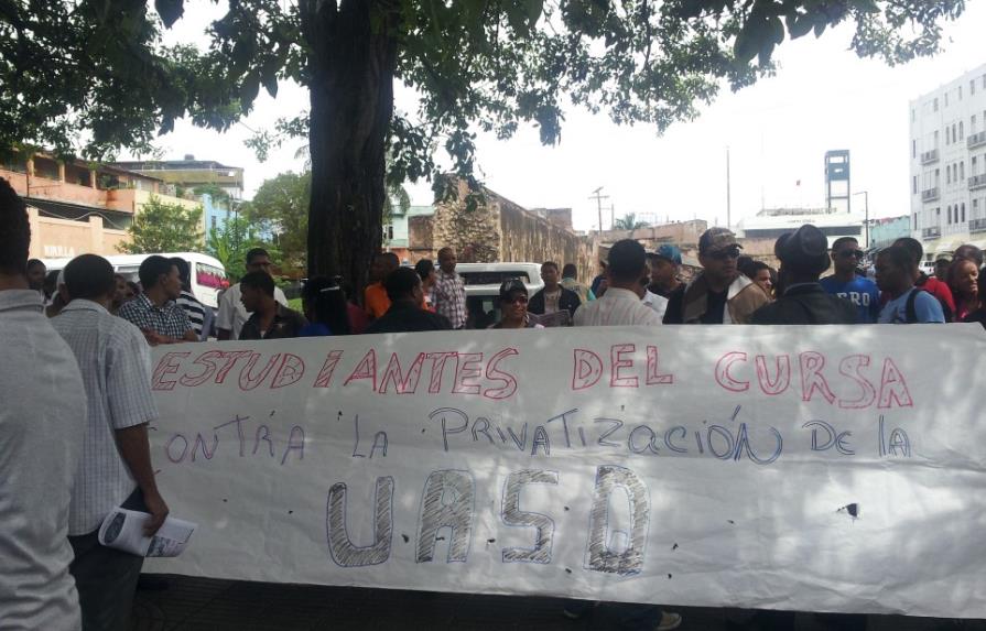Estudiantes y profesores marchan en contra de aumento UASD