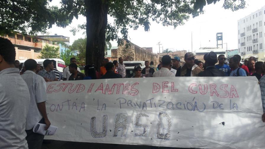 Estudiantes y profesores marchan en contra de aumento UASD