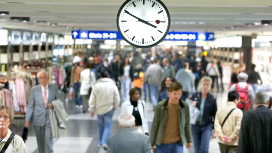 Apple imita el diseño de los relojes de las estaciones de tren de Suiza