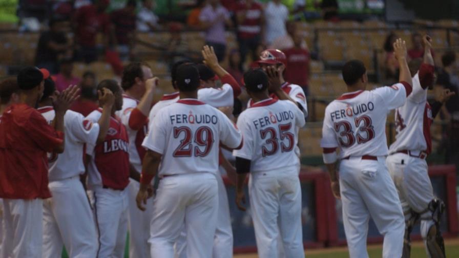 Daniel Cabrera y Kieschnick guían victoria del Escogido Daniel Cabrera y Kieschnick guían victoria del Escogido