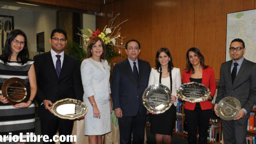 Banco Central entrega premios concurso de economía