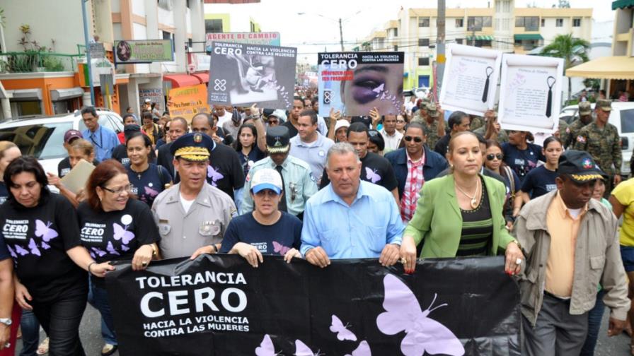 Marchan en el país en rechazo de la violencia contra la mujer