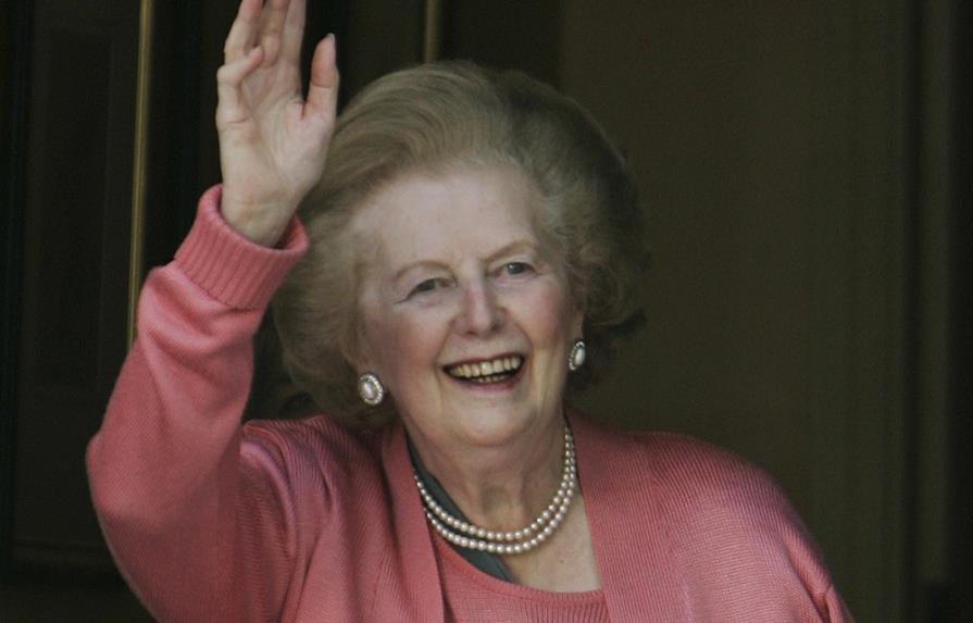 Margaret Thatcher convalece tras operación