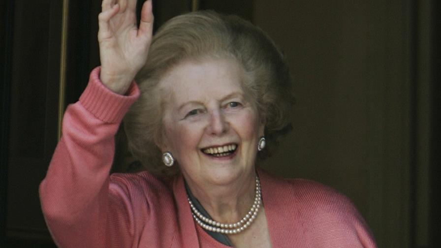 Margaret Thatcher convalece tras operación