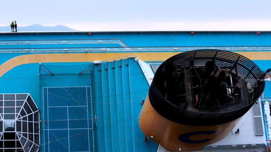 Dos cuerpos más son recuperados del crucero encallado