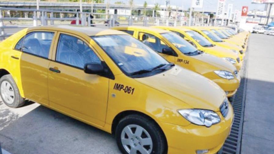 Leonel Fernández entrega llaves de taxis amarillos a 200 choferes
