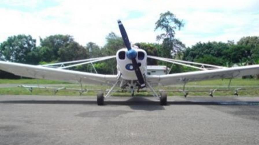 Avioneta se queda sin gasolina; aterriza en autopista Avioneta se queda sin gasolina; aterriza en autopista
