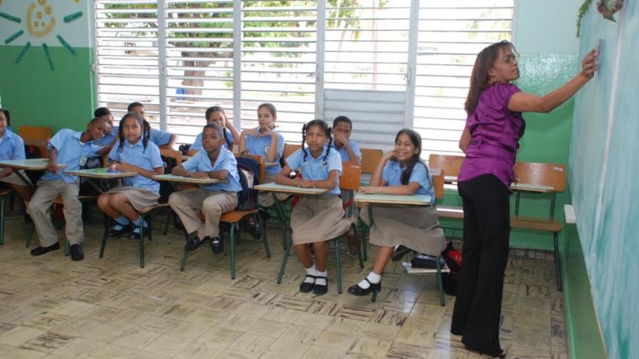 Mujeres dominan profesiones en RD Mujeres dominan profesiones en RD