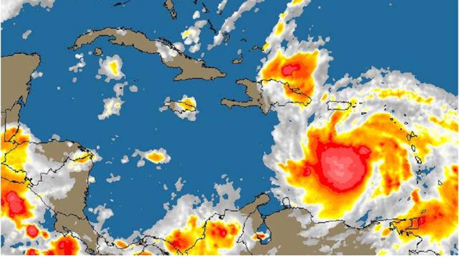Isaac se debilita, pero podría convertirse en huracán mañana