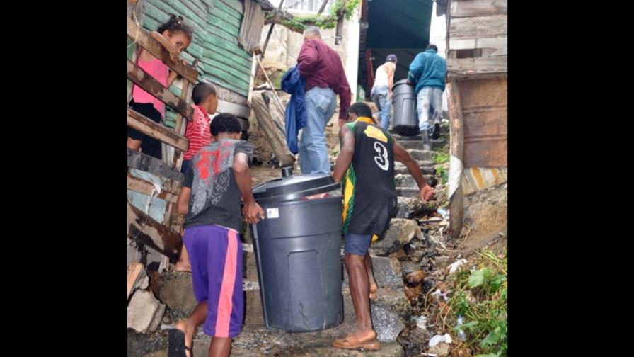 Familias abandonan zonas vulnerables de Santiago por lluvias