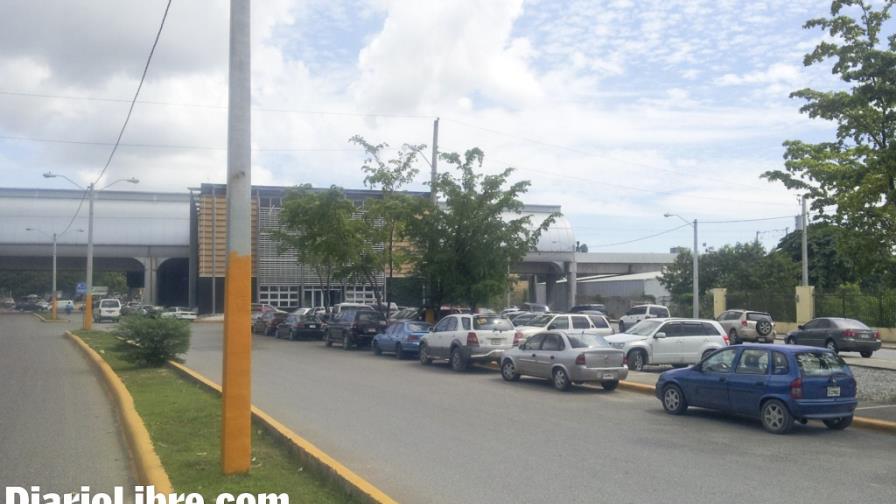 En el Mirador Norte dejan autos para utilizar el Metro