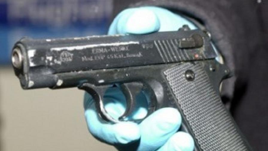 Arrestan a un dominicano acusado de atracar una tienda con una pistola de aire