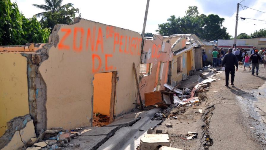 Explosión tubería afecta ocho casas y hunde calle en Santiago Explosión tubería afecta ocho casas y hunde calle en Santiago