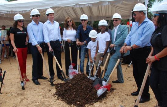 Marc Anthony inaugura construcción de orfanato en La Romana