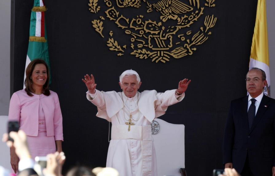 Cientos de peregrinos esperan al Papa afuera de la casa donde pernoctará