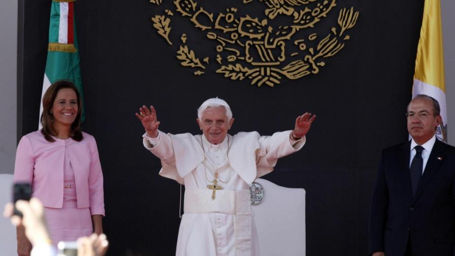Cientos de peregrinos esperan al Papa afuera de la casa donde pernoctará
