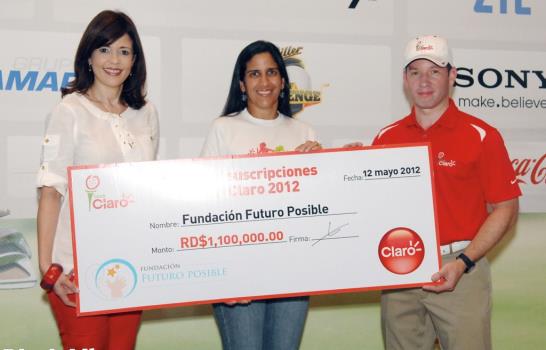 Claro entrega cheque Futuro Posible para escuelas