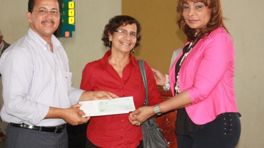 Entregan cheques a familias Monte Plata Entregan cheques a familias Monte Plata
