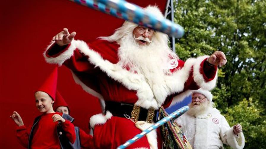 Papás Noel de todo el mundo mueven las caderas en su cumbre anual