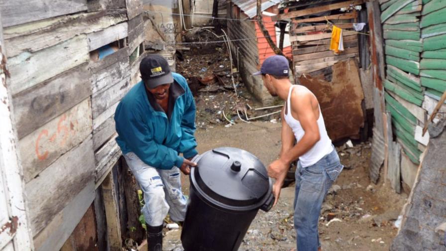 Familias dejan las zonas vulnerables en Santiago