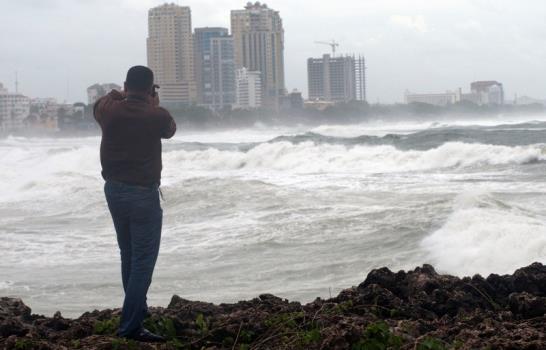 Policías se hacen de la vista gorda ante los que desafían olas en el Malecón