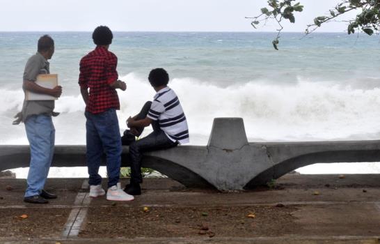 Policías se hacen de la vista gorda ante los que desafían olas en el Malecón