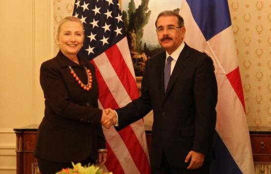 Danilo y Hillary Clinton abordan temas bilaterales durante encuentro