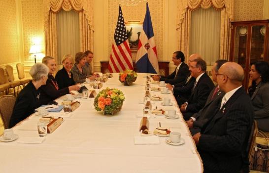 Danilo y Hillary Clinton abordan temas bilaterales durante encuentro